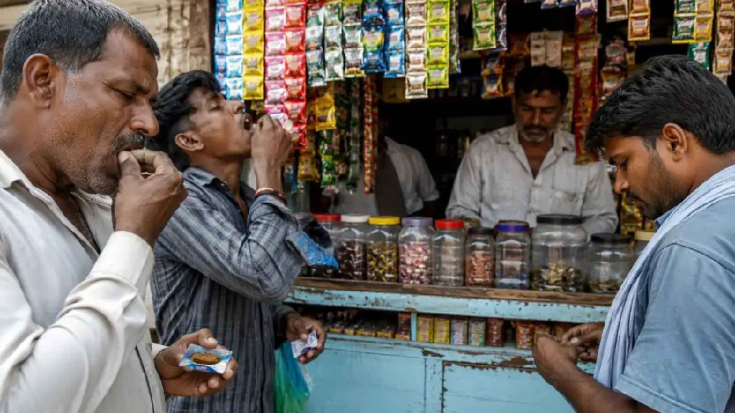 चेतावनी के बाद भी देश में क्यों बढ़ रही गुटखा-खैनी की लत, जानिए थूक साफ करने में रेलवे के खर्च होते हैं कितने करोड़ Smokeless Tobacco In India