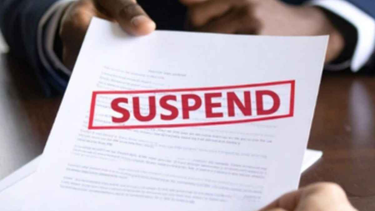 हिमाचल चुनाव में बड़ी लापरवाही, पोलिंग बूथ पर छोड़ी NOTA की मुहर तो पूरी पोलिंग पार्टी सस्पेंड Suspend