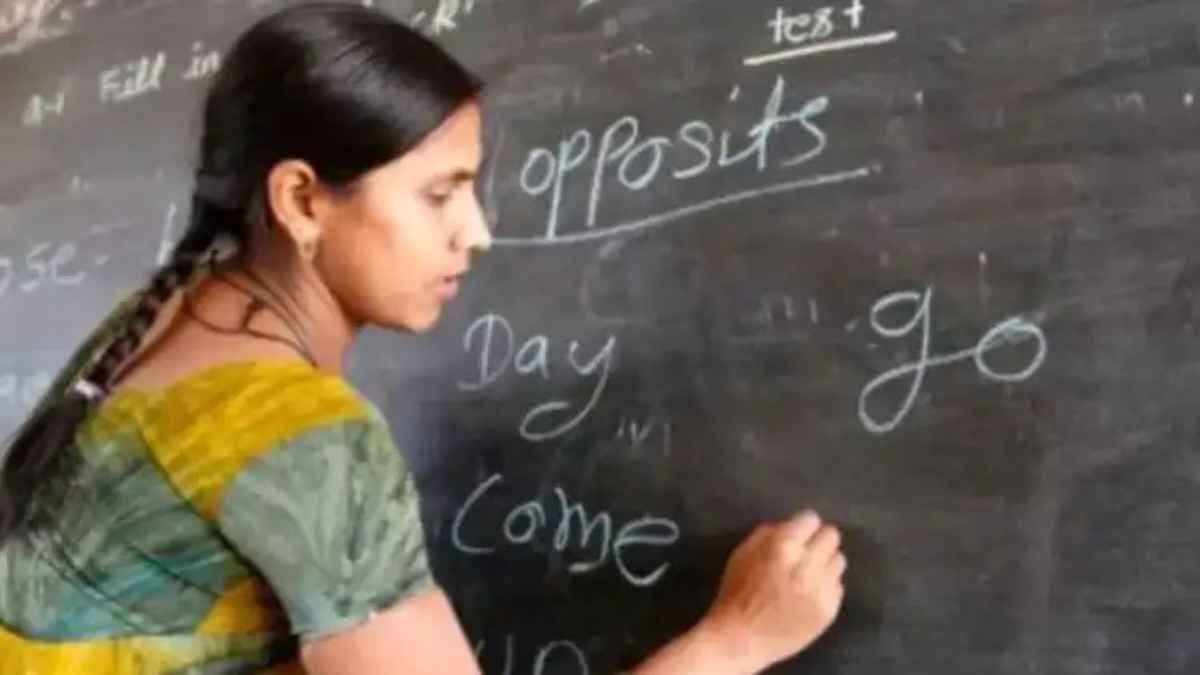 शिक्षकों के 10 लाख पद खाली, अब राज्यों पर गिरेगी केंद्र की गाज, रुक सकता है पैसा TeacherVacancies