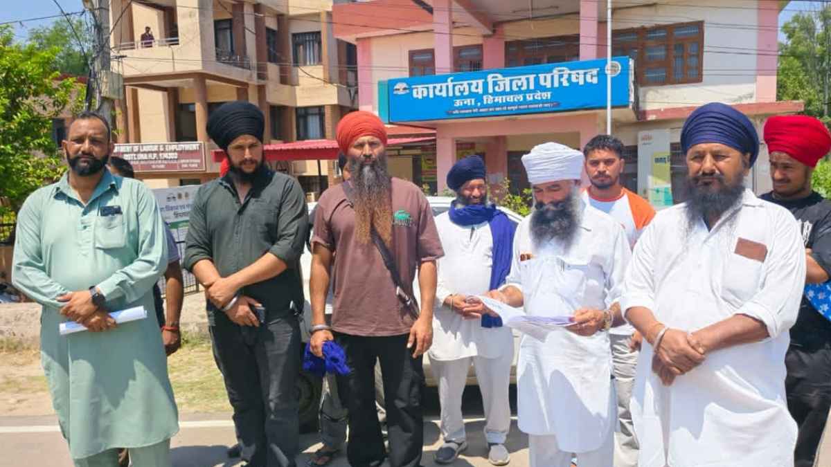 ऊना: हरोली में मतदाता सूची से नाम गायब होने पर मचा बवाल, संभावित प्रत्याशी ने लगाया साजिश का आरोप The family met the officials