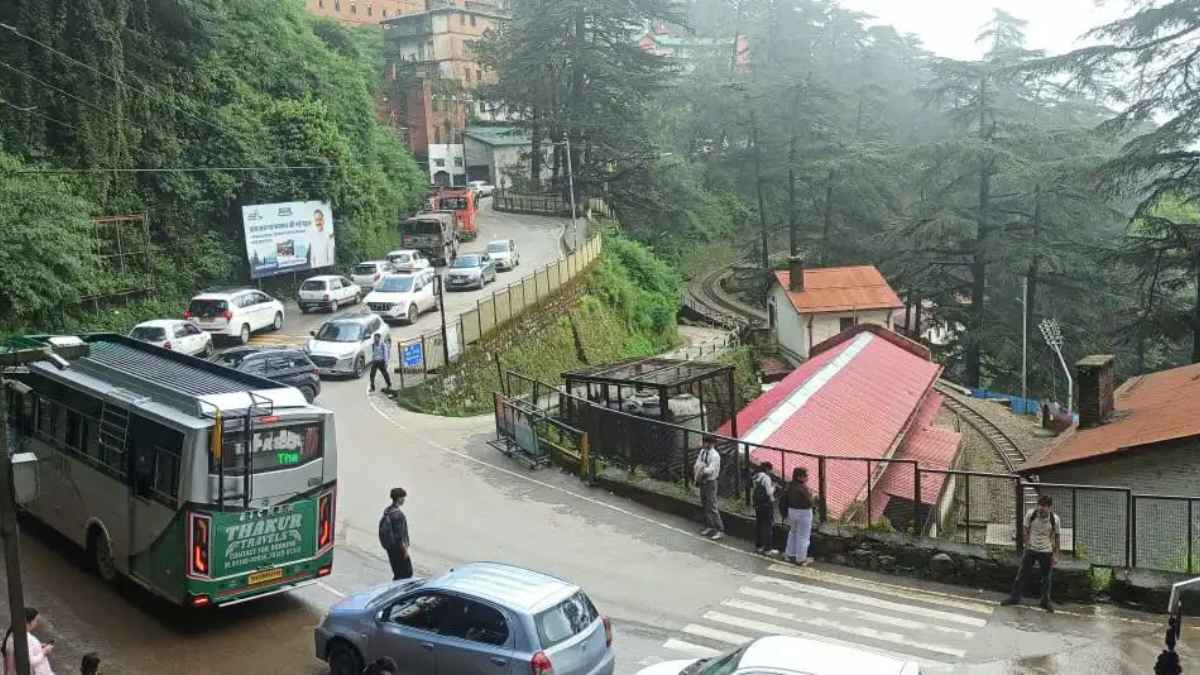 शिमला में सैलानियों का सैलाब: ट्रैफिक जाम और हाउसफुल होटलों ने बढ़ाई मुसीबत, क्या आपने देखी ‘पहाड़ों की रानी’ की ये तस्वीरें? Tourists flock to Shimla