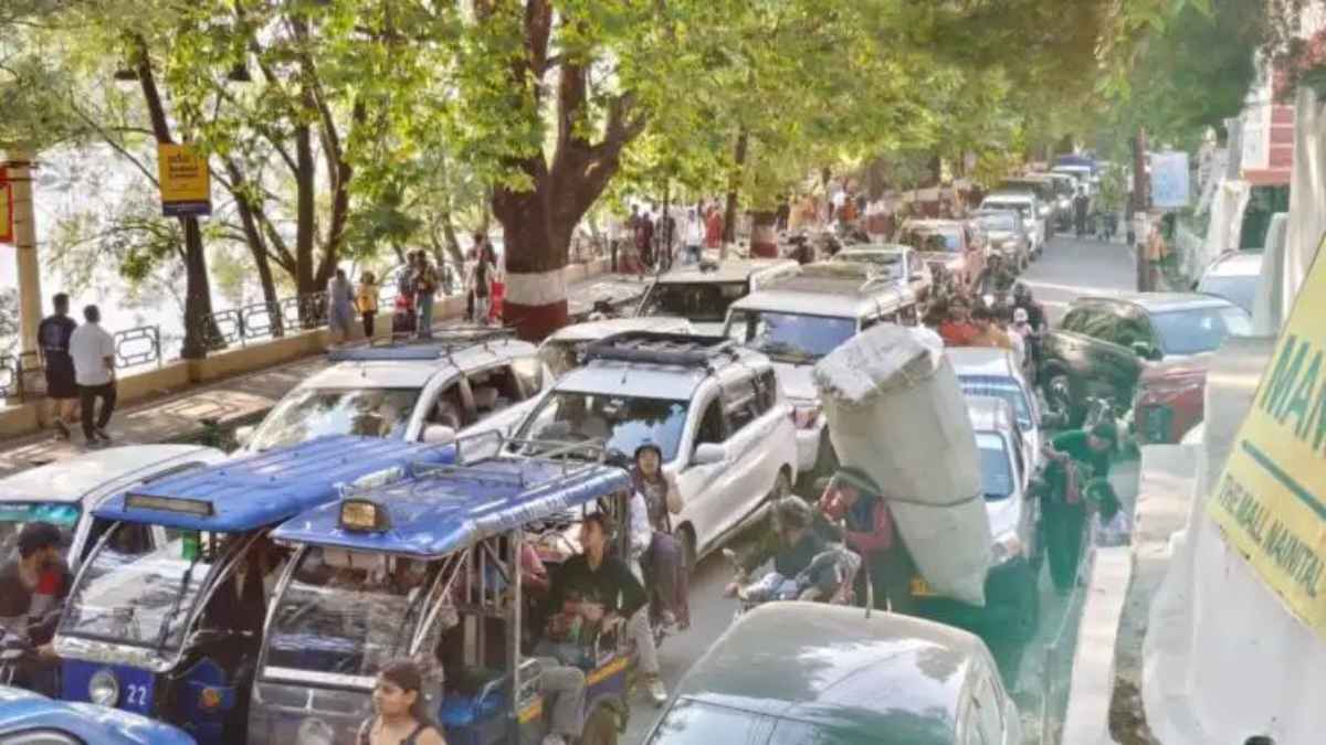 पहाड़ों पर उमड़ा पर्यटकों का सैलाब, मसूरी से नैनीताल तक होटल्स पैक, ट्रैफिक जाम ने छुड़ाए पसीने TrafficJam