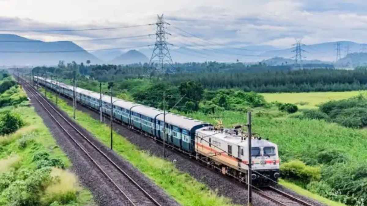 ट्रेन यात्रियों की बढ़ी मुश्किलें: रक्सौल-हैदराबाद एक्सप्रेस 5 महीने के लिए रद्द, त्योहारों पर होगा बुरा असर TrainAlert