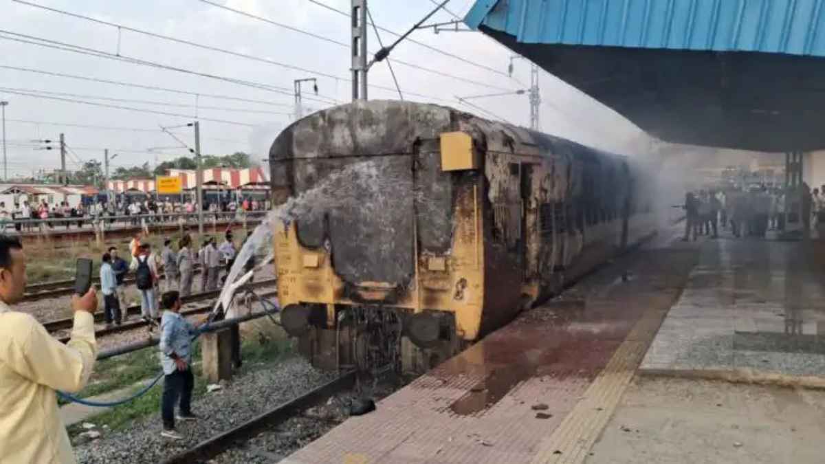 सासाराम जंक्शन पर टला बड़ा हादसा! पटना जाने वाली फास्ट ट्रेन की बोगी में लगी भीषण आग, मची अफरा-तफरी TrainFireAccident