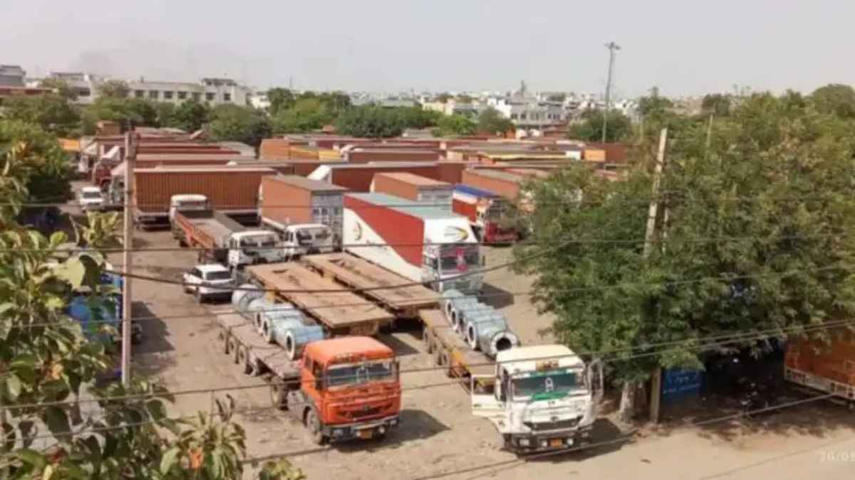 दिल्ली में तीन दिवसीय परिवहन हड़ताल: मंडियों में बढ़ी महंगाई, आम जनजीवन पर गहरा रहा असर TransportStrike