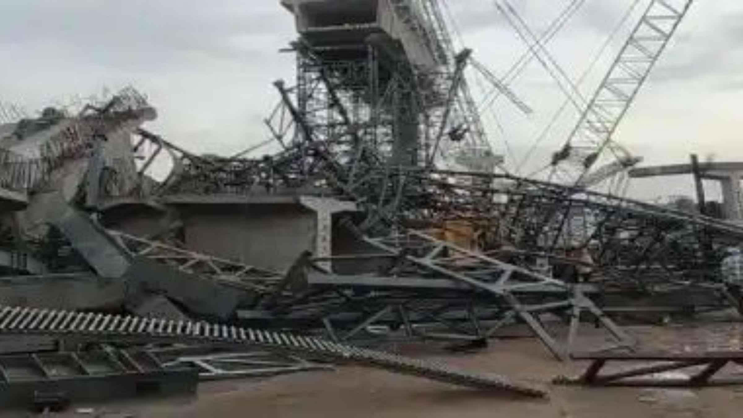 UP Bridge Collapse: हमीरपुर में आंधी-तूफान के बीच गिरा निर्माणाधीन पुल, मलबे में दबकर 6 मजदूरों की दर्दनाक मौत UP News Hamirpur Accident
