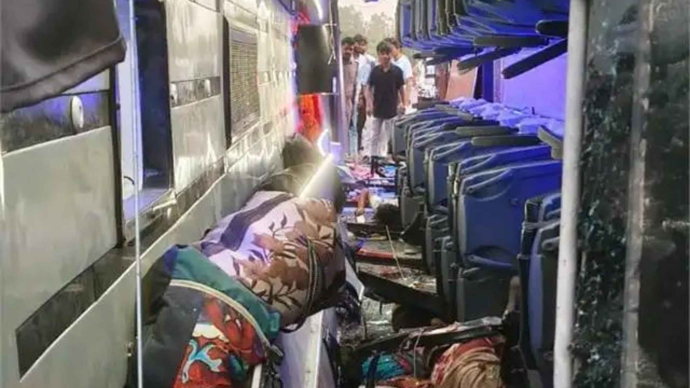 उन्नाव में काल बना एक्सप्रेस-वे, दिल्ली से बिहार जा रही डबल डेकर बस पलटने से छह लोगों की दर्दनाक मौत Unnao Bus Accident Lucknow Agra Expressway
