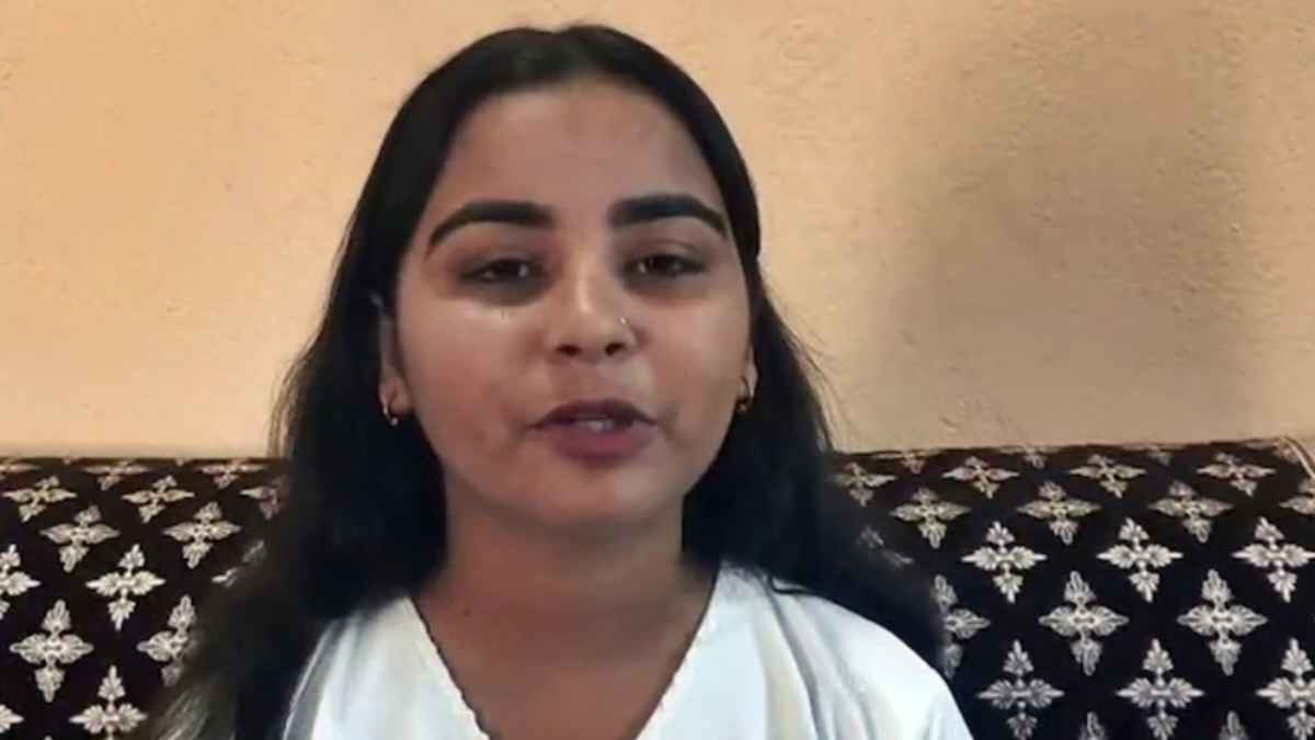 हिमाचल की बेटी का गौरव: नूरपुर की वर्षा मनकोटिया ने सरदार पटेल यूनिवर्सिटी में किया टॉप, राज्यपाल ने नवाजा गोल्ड मेडल Varsha Mankotia
