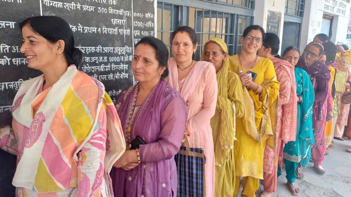 हिमाचल पंचायत चुनाव में महिलाओं का दम, दूसरे चरण में 80% मतदान; एक वार्ड ने क्यों किया बहिष्कार? Voting in Himachal