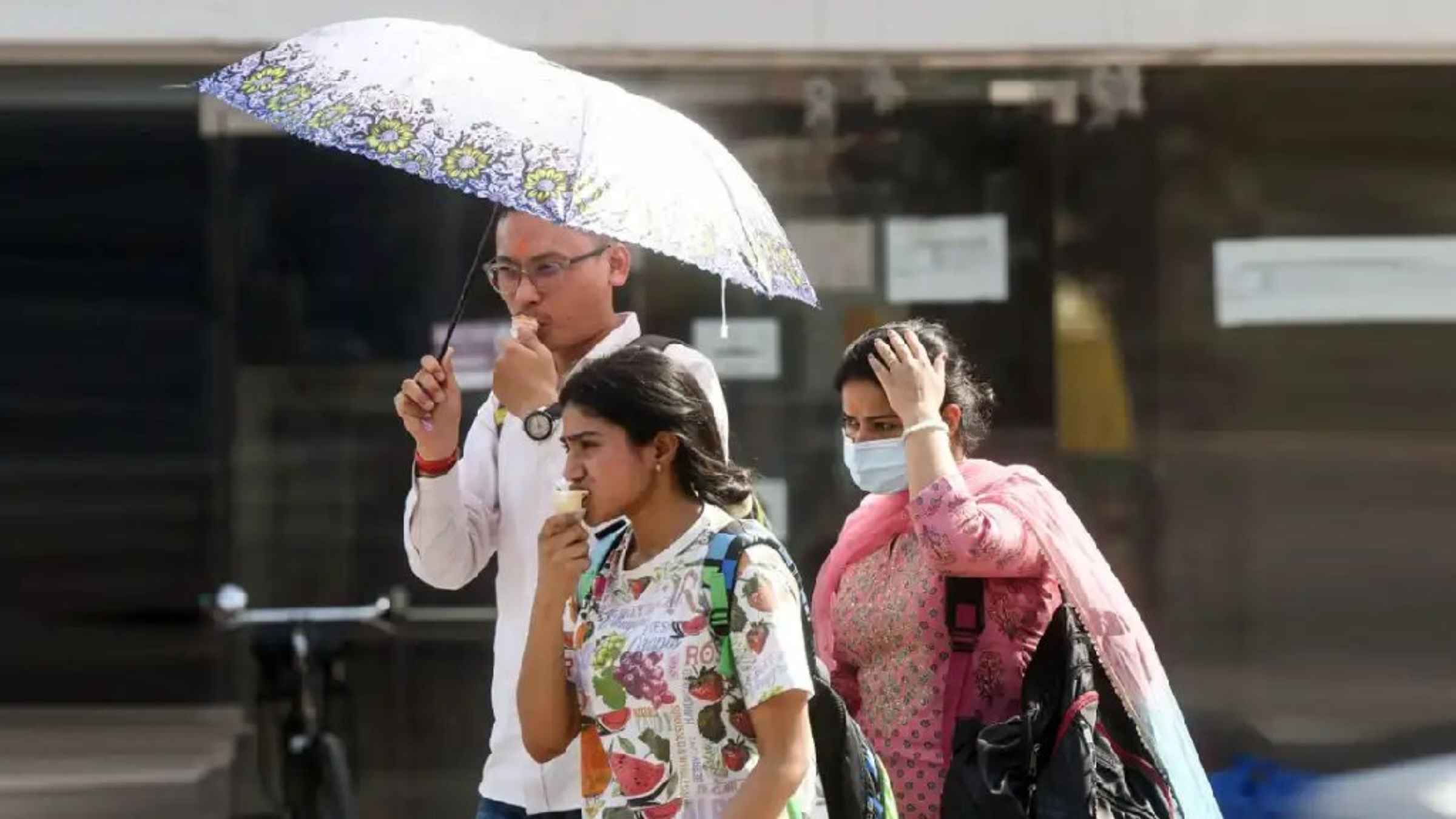 Weather Update: दुनिया के 100 सबसे गर्म शहरों में सिर्फ भारत का कब्जा, यूपी के इस जिले में 48 डिग्री पार पहुंचा पारा Weather Forecast Heatwave Alert