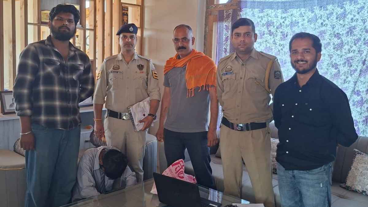 गोहर में पुलिस को देख घबराया यूनिवर्सिटी का छात्र, नाले में फेंका लिफाफा, तलाशी में मिली 75 चरस; आरोपी गिरफ्तार Youth arrested with hashish