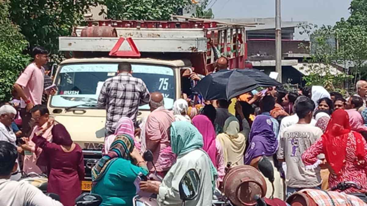 क्या अब गैस सिलेंडर के लिए दफ्तर से लेनी पड़ेगी छुट्टी? डमटाल में सिस्टम फेल, जनता का फूटा गुस्सा commotion for gas