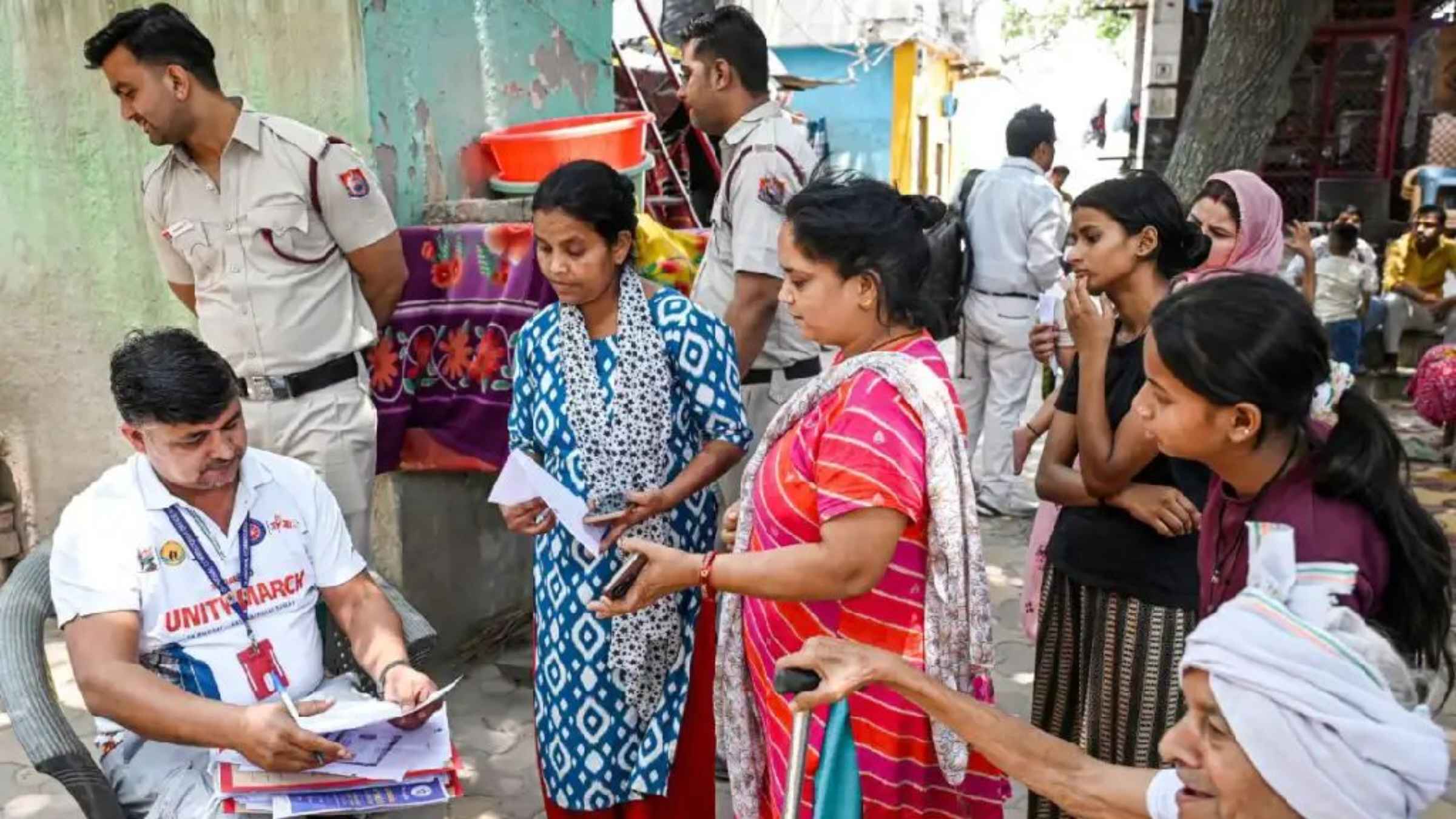 यमुना किनारे 310 परिवारों पर मंडराया बेदखली का साया, DDMA के नोटिस से सदियों पुरानी ‘पुरोहित संस्कृति’ खतरे में delhi floods yamuna bazar demolition