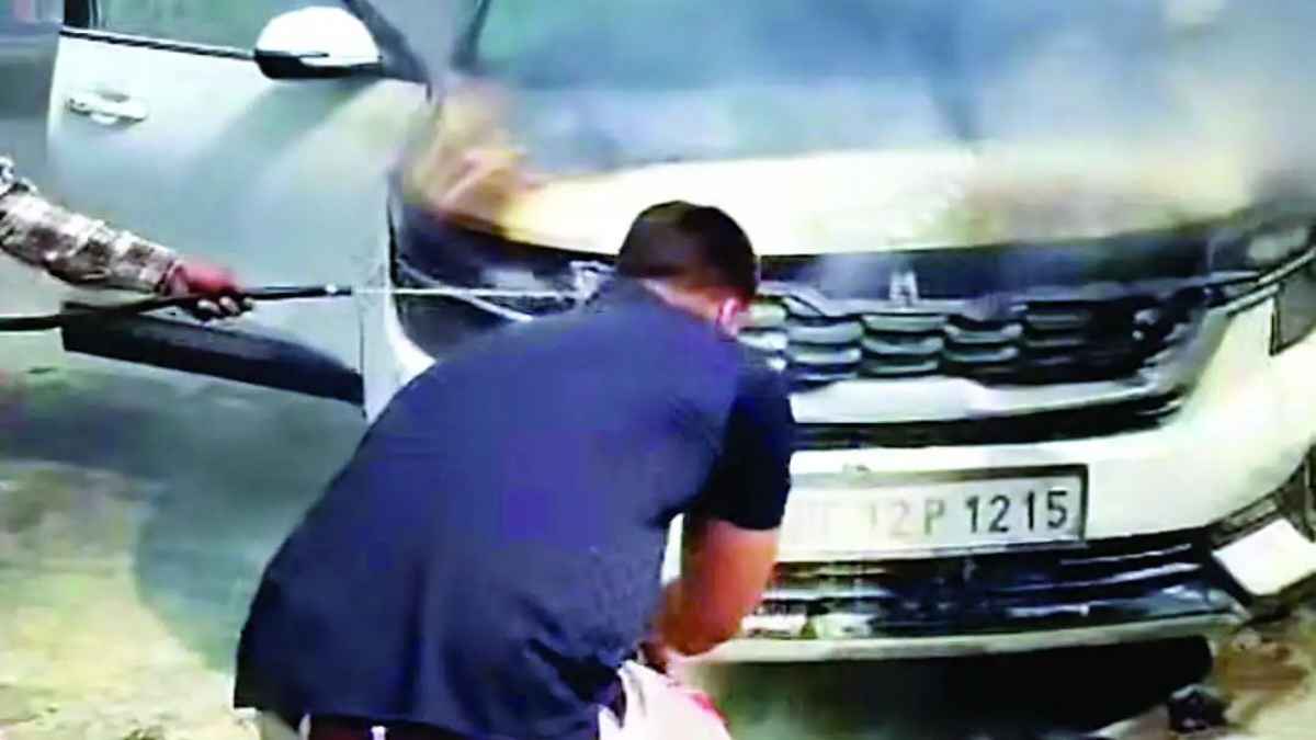 बद्दी-नालागढ़ मार्ग पर अचानक आग का गोला बनी चलती कार, खौफनाक मंजर देख कांप गए लोग fire broke out in the car