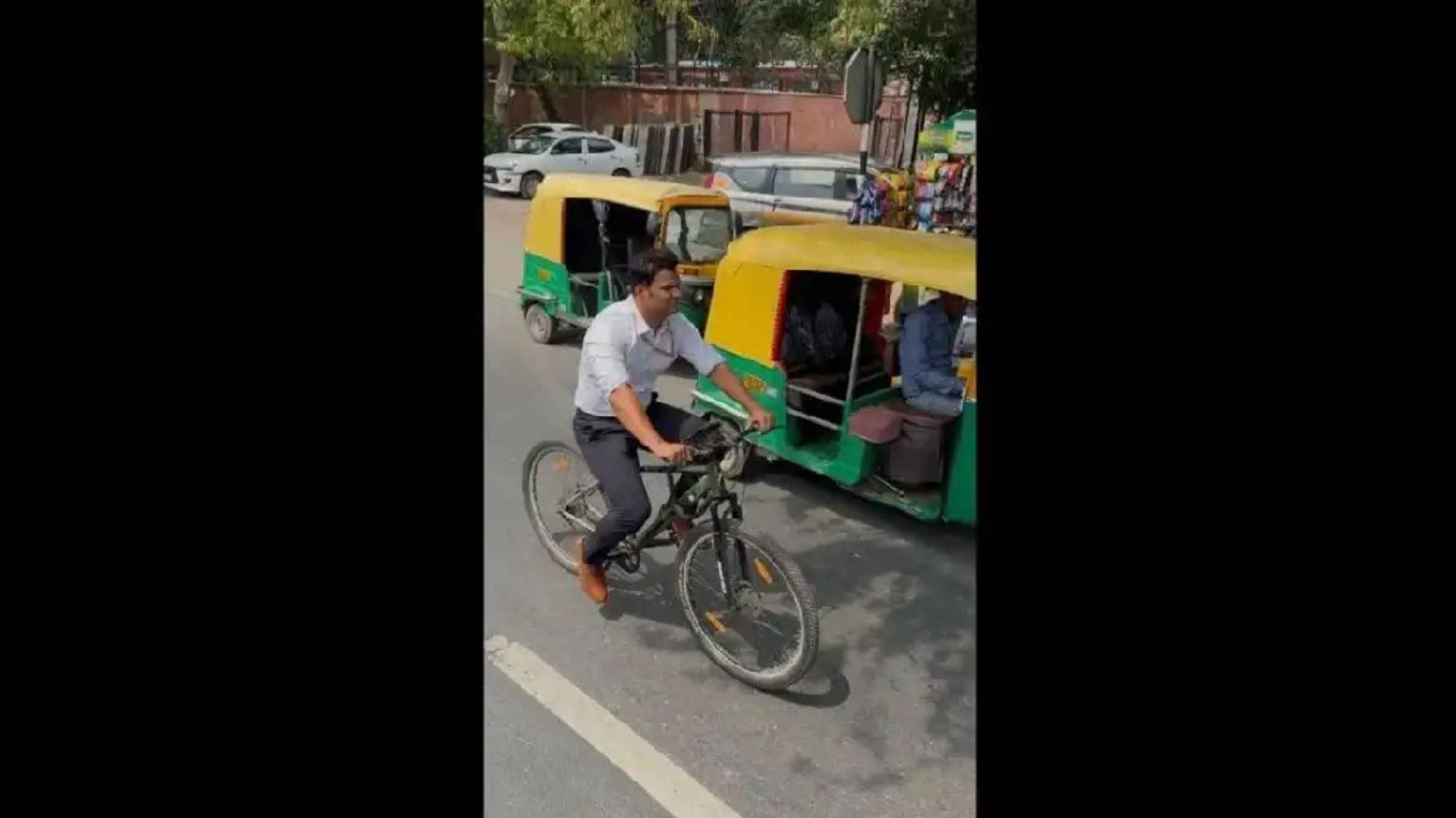 8 किमी साइकिल चलाकर दफ्तर पहुंचते हैं यह IRS अधिकारी, लग्जरी छोड़ चुनी ऐसी राह कि हर कोई रह गया दंग fitness lifestyle