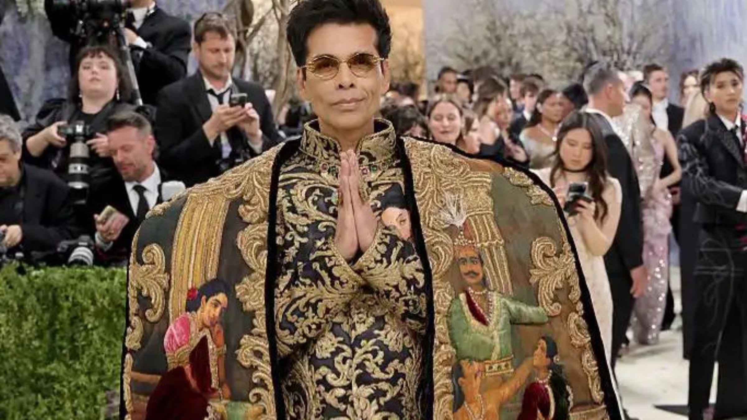 करण जौहर का मेट गाला लुक देख ट्विंकल खन्ना ने उड़ाया मजाक? ‘दीवार पर टांग दूंगी’ वाला कमेंट हुआ वायरल karan johar met gala 2026