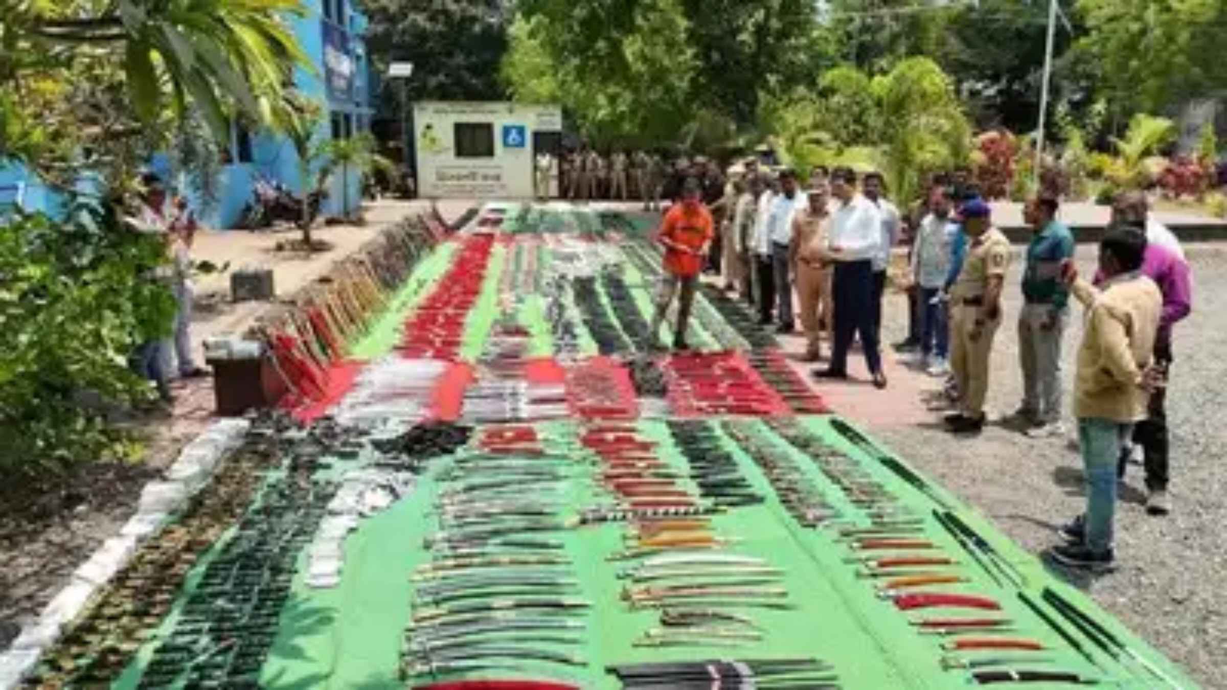 नांदेड़ में हथियारों का जखीरा देख पुलिस भी दंग, ‘ऑपरेशन क्रैकडाउन’ में बरामद हुईं 4796 तलवारें और खंजर maharashtra police crime news