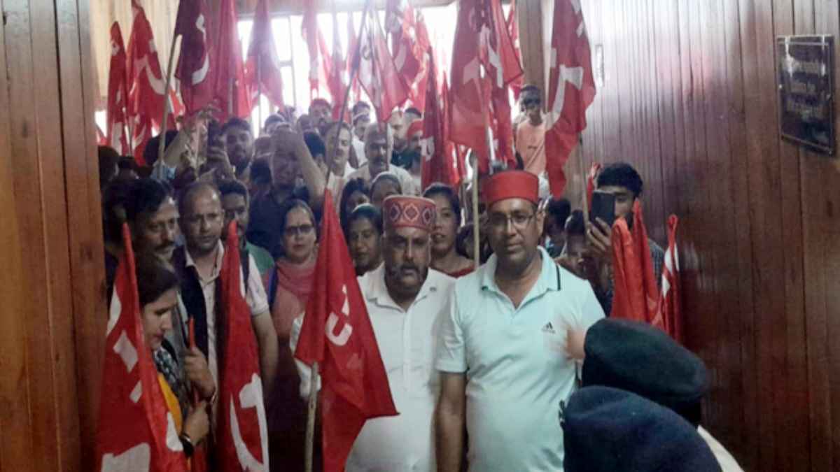 शिमला निगम सदन में सैहब कर्मचारियों का जोरदार हंगामा, पुलिस ने प्रदर्शनकारियों को बाहर खदेड़ा terminated employee