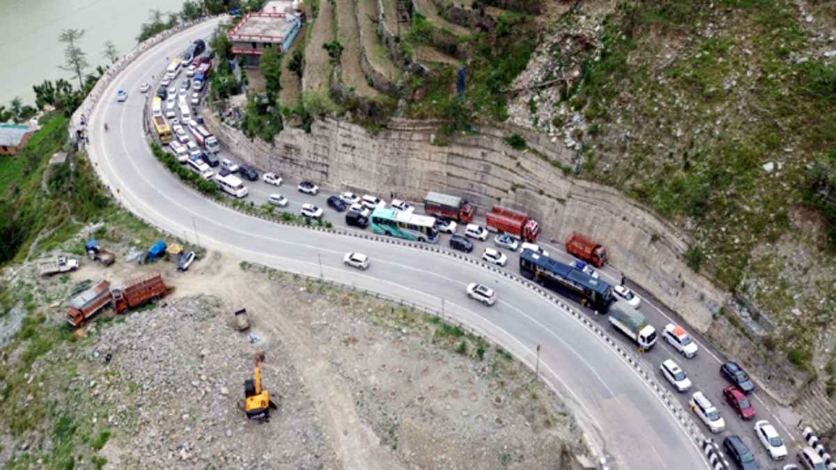 Mandi Manali Highway Jam: मनाली जाने वाले ध्यान दें, पंडोह के पास लगा 20 किलोमीटर लंबा भयंकर जाम 20 km long traffic jam in Pandoh