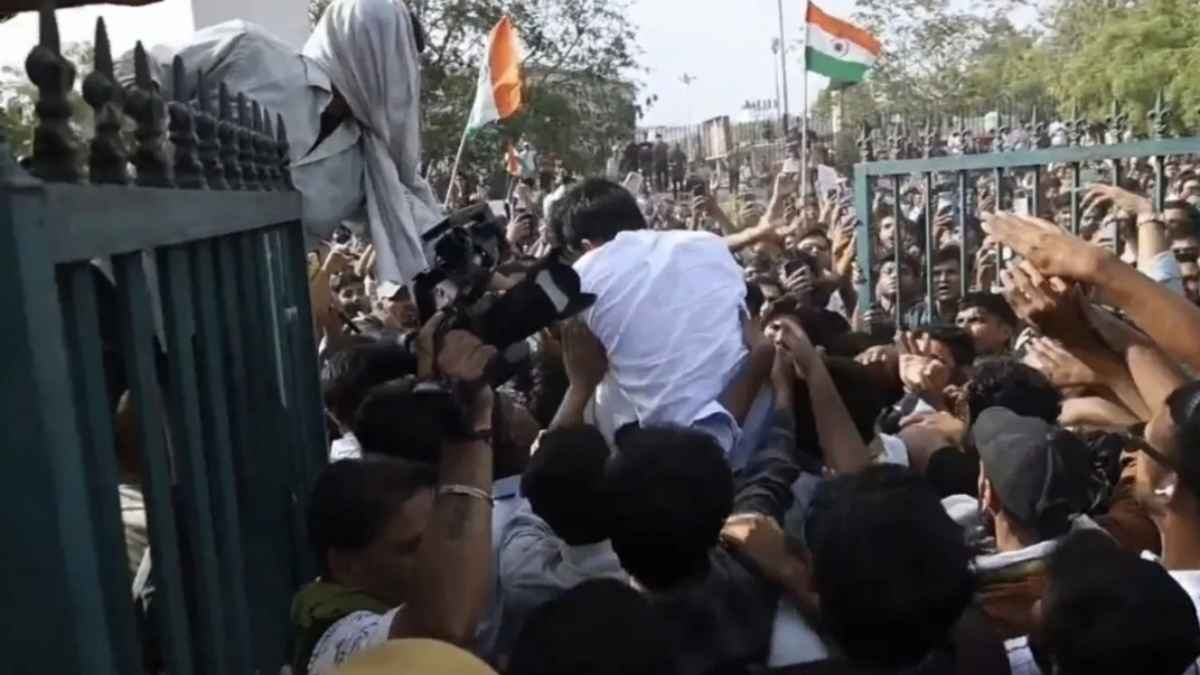 शहीद स्मारक पर प्रदर्शन के दौरान भारी हंगामा, कॉकरोच जनता पार्टी के फाउंडर अभिजीत दीपके को युवक ने जड़ा थप्पड़ Abhijeet Deepak slapped