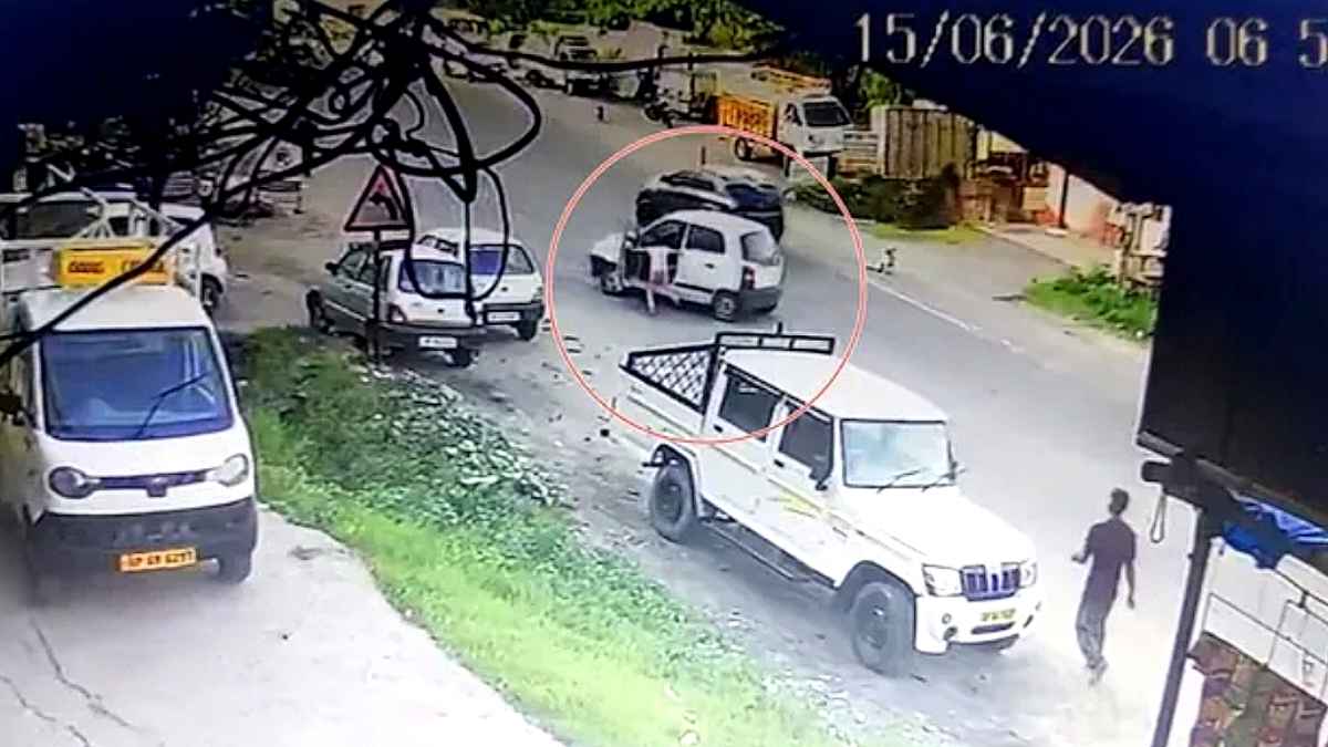 हिमाचल में ढलान पर खुद दौड़ने लगी कार, मां और भाई की जान बचाने के लिए ‘काल’ से भिड़ गई 12 साल की मासूम Accident Video