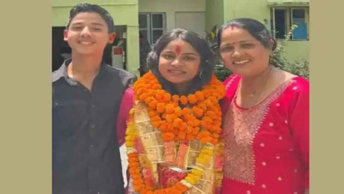 बिना कोचिंग अंजलि नेगी ने पहले प्रयास में क्रैक की PCS परीक्षा, टिहरी के मनीष मोहन बने उप शिक्षाधिकारी AnjaliNegi