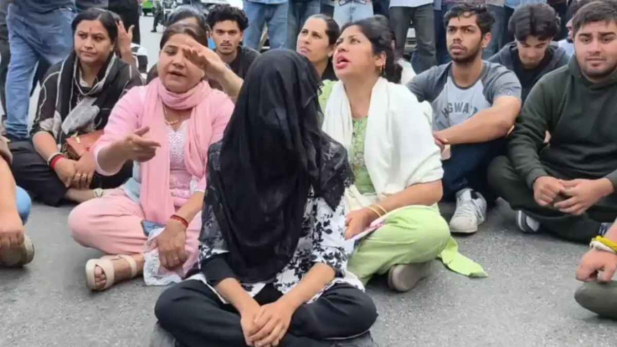 शिमला के संजौली में हिंदू नेताओं की गिरफ्तारी पर क्यों धरने पर बैठी पीड़ित मुस्लिम बेटी, जानें पूरा मामला Arrest of 4 Hindu leaders