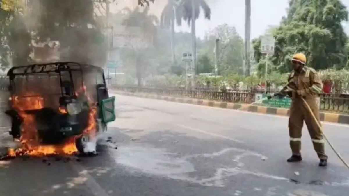 सड़क पर चलती सीएनजी ऑटो बनी आग का गोला, यात्रियों की बची जान, मची भारी अफरा-तफरी CNGAutoFire