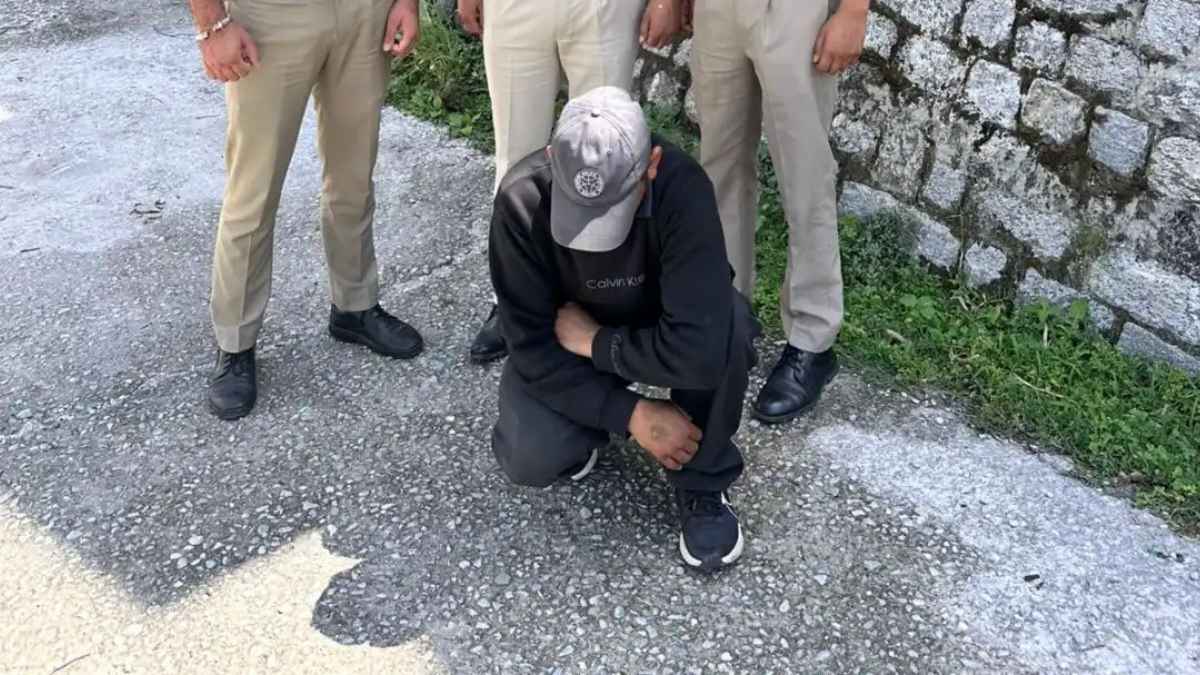 हिमाचल में नशा तस्करों पर बड़ी कार्रवाई, स्कूल के पास पिकअप गाड़ी से बरामद हुआ खतरनाक चिट्टा Chitta seized from pickup driver