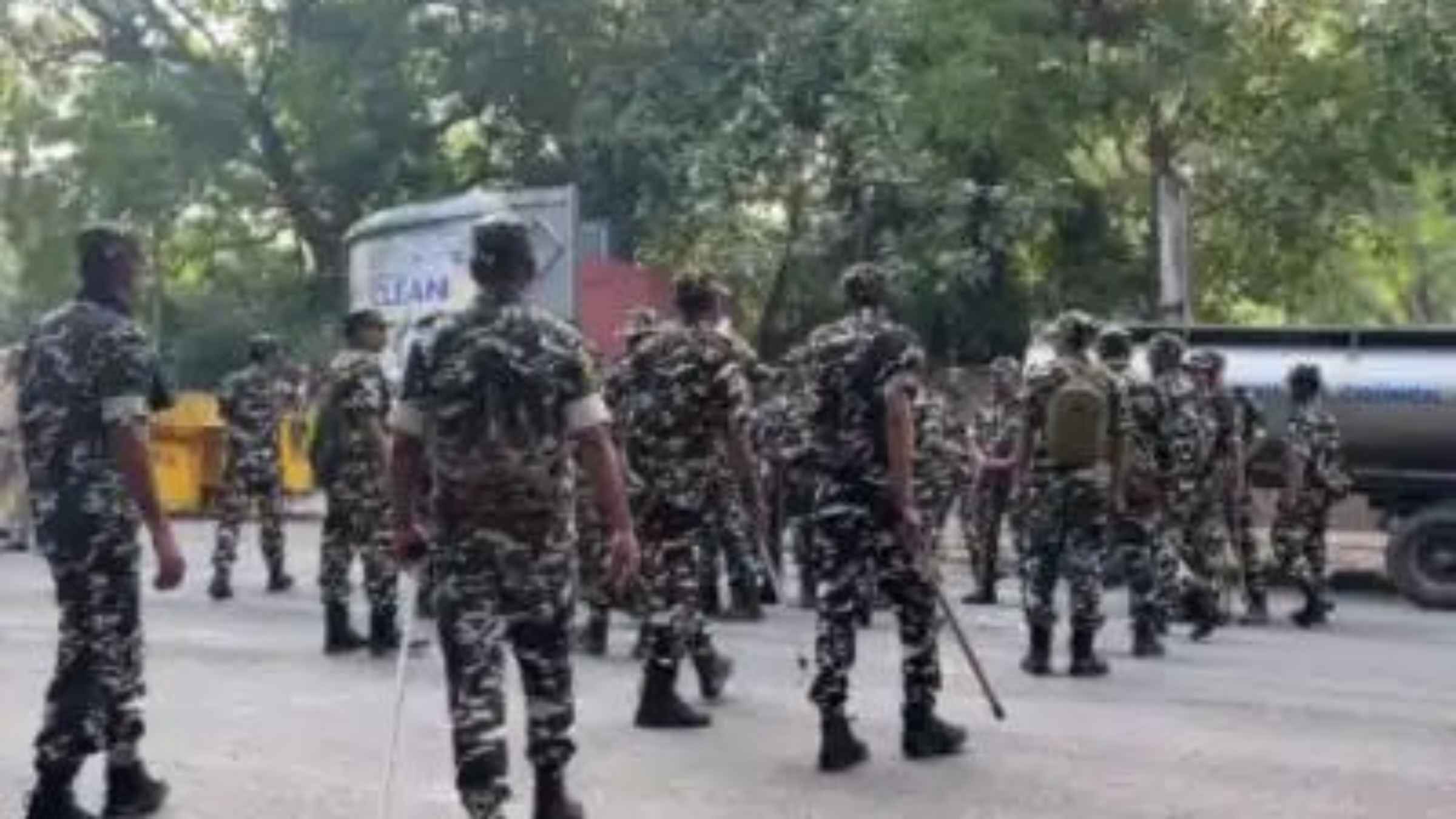 Cockroach Janata Party Protest: दिल्ली के जंतर-मंतर पर उमड़ा कॉकरोच जनता पार्टी का सैलाब, धर्मेंद्र प्रधान के खिलाफ भारी नारेबाजी, सुरक्षा अलर्ट Cockroach Janata Party Abhijeet Dipke