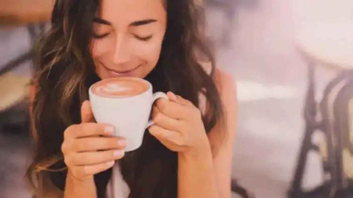 ज्यादा कॉफी पीने से सूख जाता है शरीर का पानी? इस डरावनी चेतावनी के पीछे का वैज्ञानिक सच जान लें आप CoffeeFacts