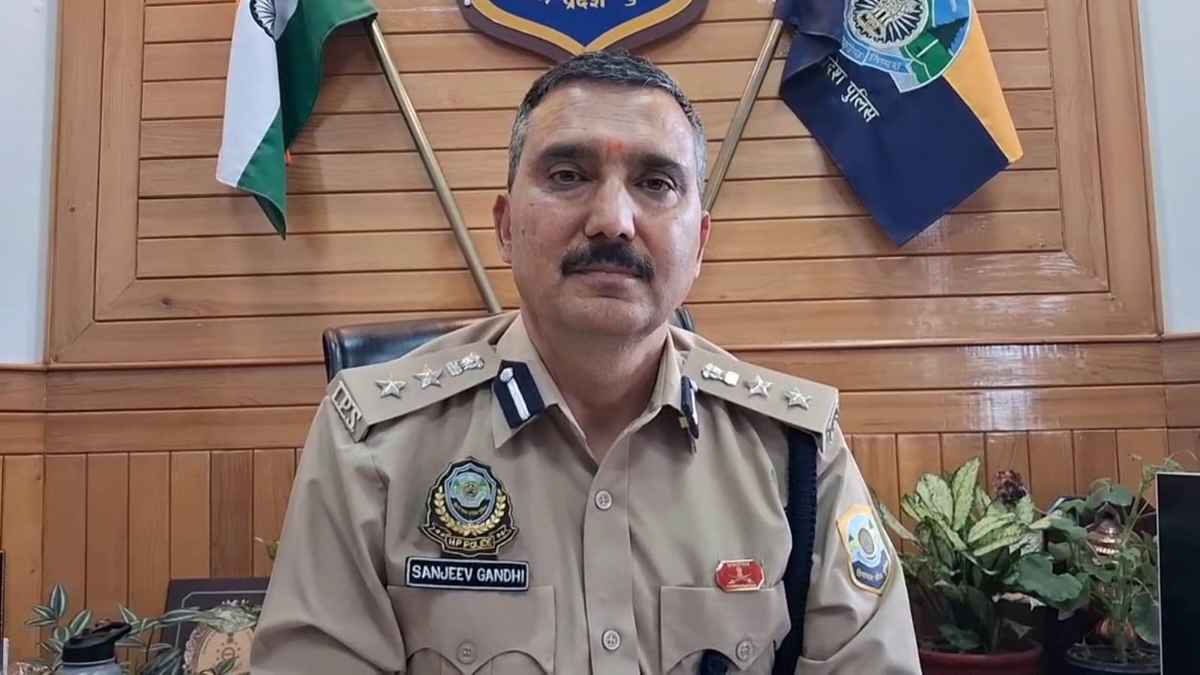 सरकारी बंगला खाली न करने पर DIG संजीव गांधी पर लगा भारी जुर्माना, क्या कटेगी सैलरी? जानिए पूरा मामला DIG Sanjeev Gandhi
