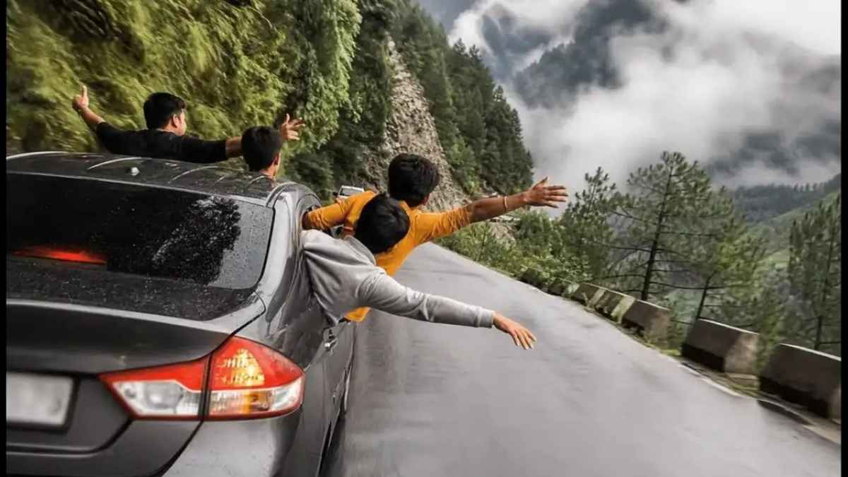 Kasol: चलती कार में रील्स बनाने के लिए पर्यटकों ने किया जानलेवा स्टंट, वीडियो वायरल होते ही एक्शन में आई पुलिस Deadly stunt on a moving car