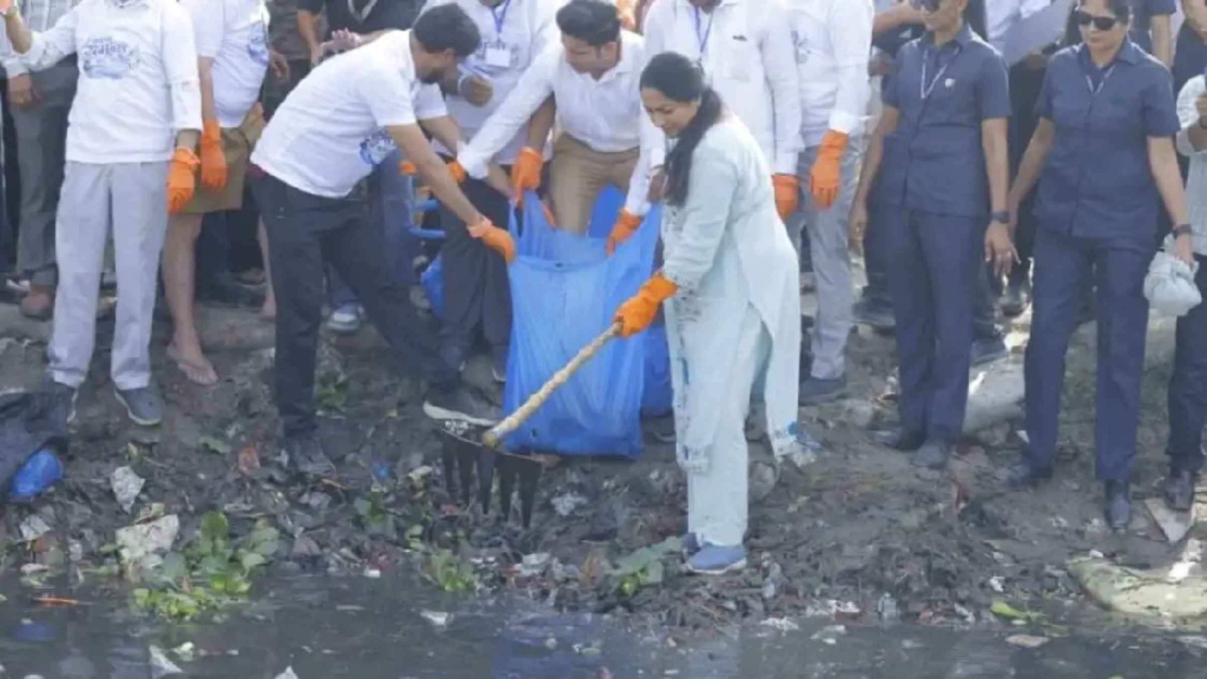 यमुना सफाई के लिए खुद मैदान में उतरीं सीएम रेखा गुप्ता, 28 घाटों पर शुरू हुआ अब तक का सबसे बड़ा महाअभियान Delhi Government Cleanliness Drive