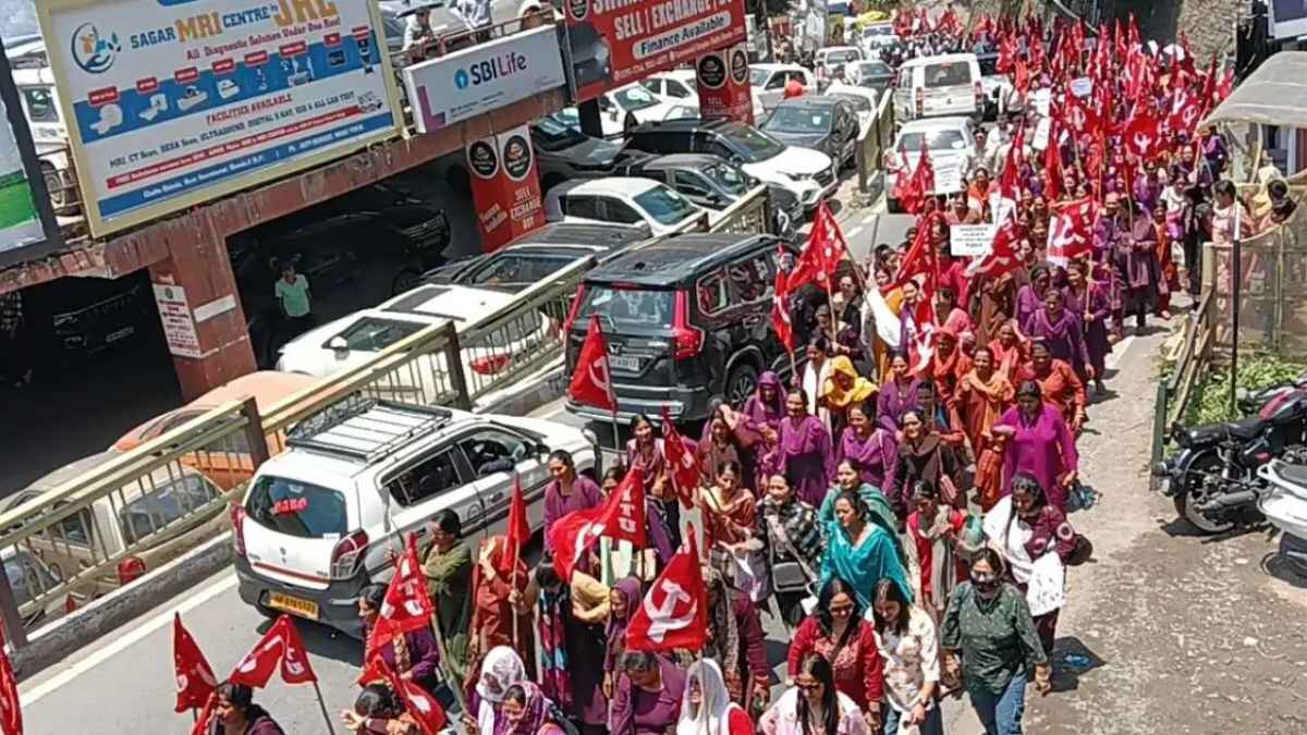 शिमला सचिवालय के बाहर आंगनबाड़ी कार्यकर्ताओं का उग्र प्रदर्शन, सरकार को दी 11 जुलाई की बड़ी चेतावनी Demonstration by Anganwadi workers and helpers
