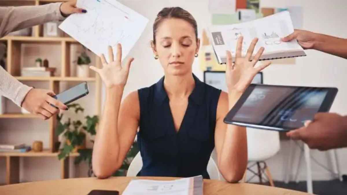 Sittings Job Side Effects: लगातार बैठकर काम करने वाले हो जाएं सावधान, दिल की बीमारी समेत शरीर को घेर लेंगी ये 5 गंभीर समस्याएं DeskJobHealthTips