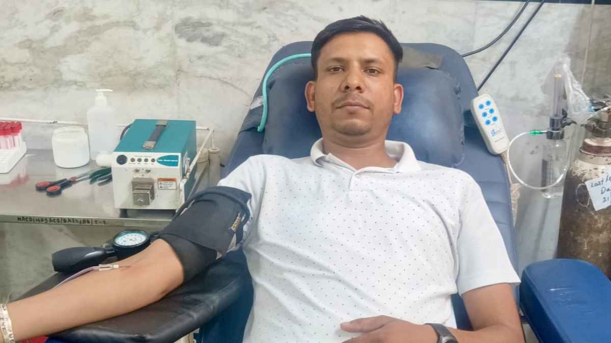 मंडी में 8 दिन के मासूम की जान बचाने के लिए देवदूत बने डॉ आनंद, 15वीं बार किया रक्तदान Dr Aanand