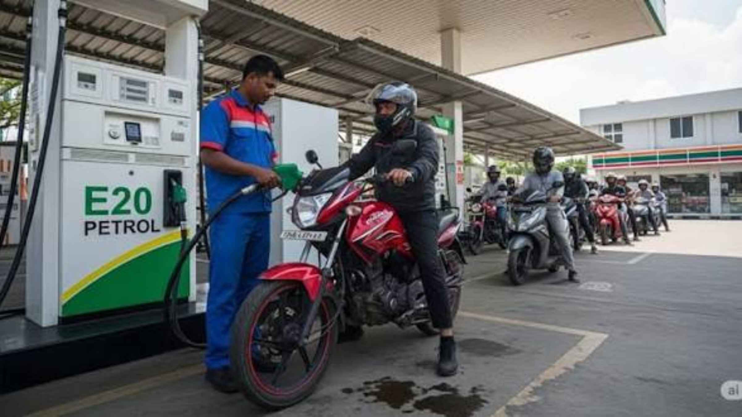 क्या सच में E20 पेट्रोल डालने से घट जाता है गाड़ी का माइलेज? जानें इस नए फ्यूल का पूरा सच E20 Petrol Mileage Ethanol Blended Fuel