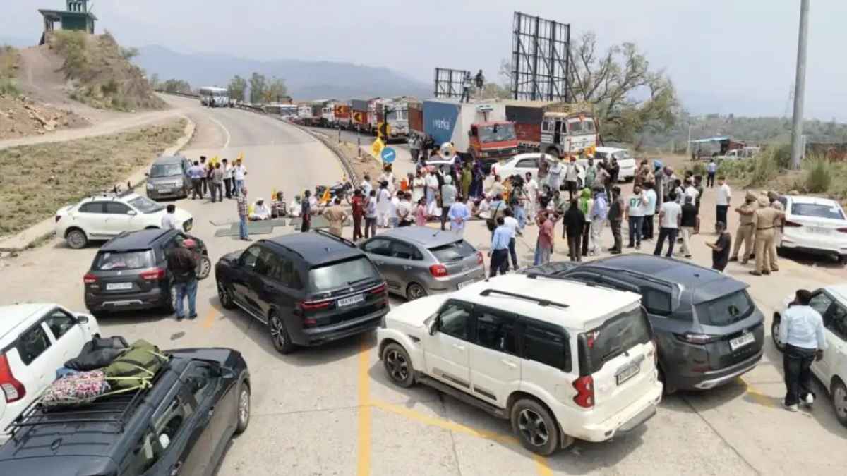 हिमाचल बॉर्डर पर भारी बवाल, एंट्री टैक्स के विरोध में 52 रास्तों पर चक्का जाम, फंसे हजारों सैलानी Entry Fee