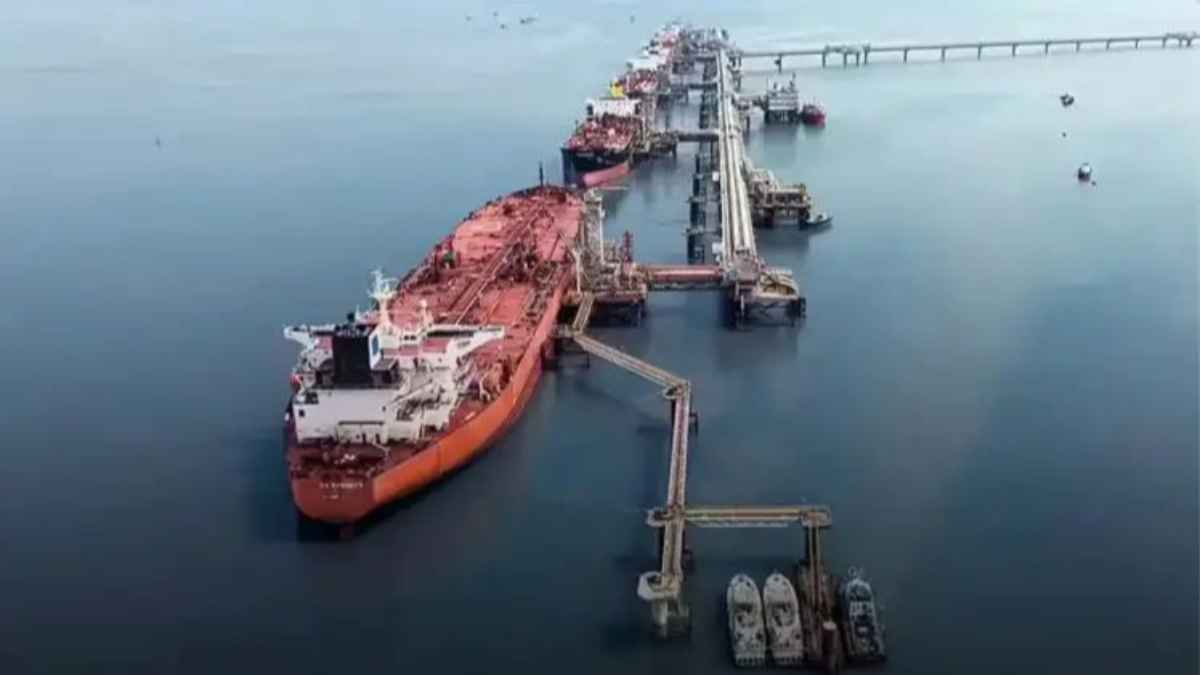 Crude Oil Market Chaos: होर्मुज जलडमरूमध्य में जहाजों ने अपनाए गुप्त रास्ते, तेल आपूर्ति पर मंडराया सबसे बड़ा खतरा GlobalOilSupply