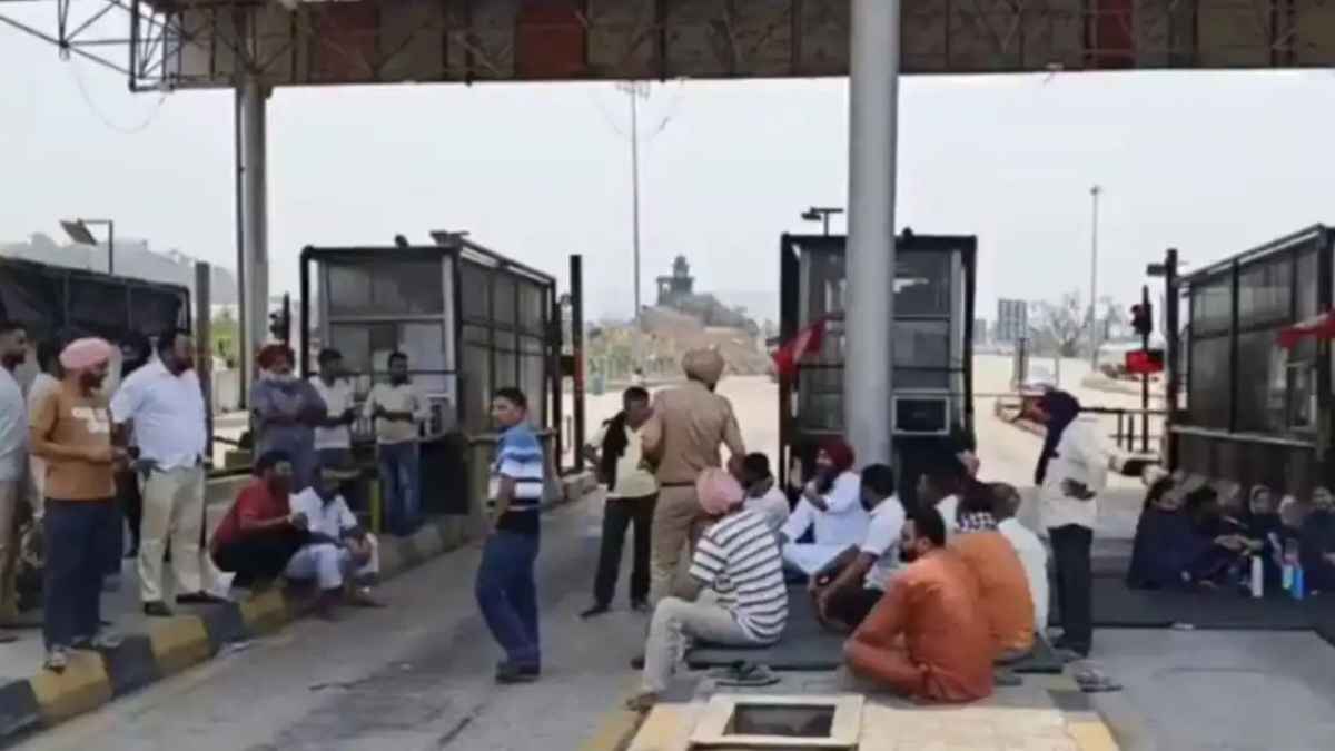 पंजाब-हिमाचल बॉर्डर पर निहंगों के बाद अब ट्रक यूनियन का फूटा गुस्सा, गरामोड़ा टोल प्लाजा पर लगा दिया बड़ा जाम Himachal-Punjab border