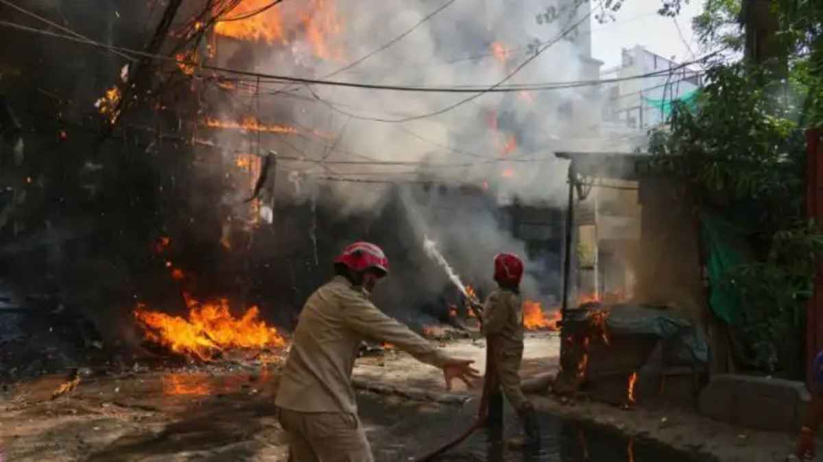दिल्ली में रूह कंपा देने वाला हादसा! मालवीय नगर के होटल में लगी भीषण आग, 21 लोगों की दर्दनाक मौत HotelFire