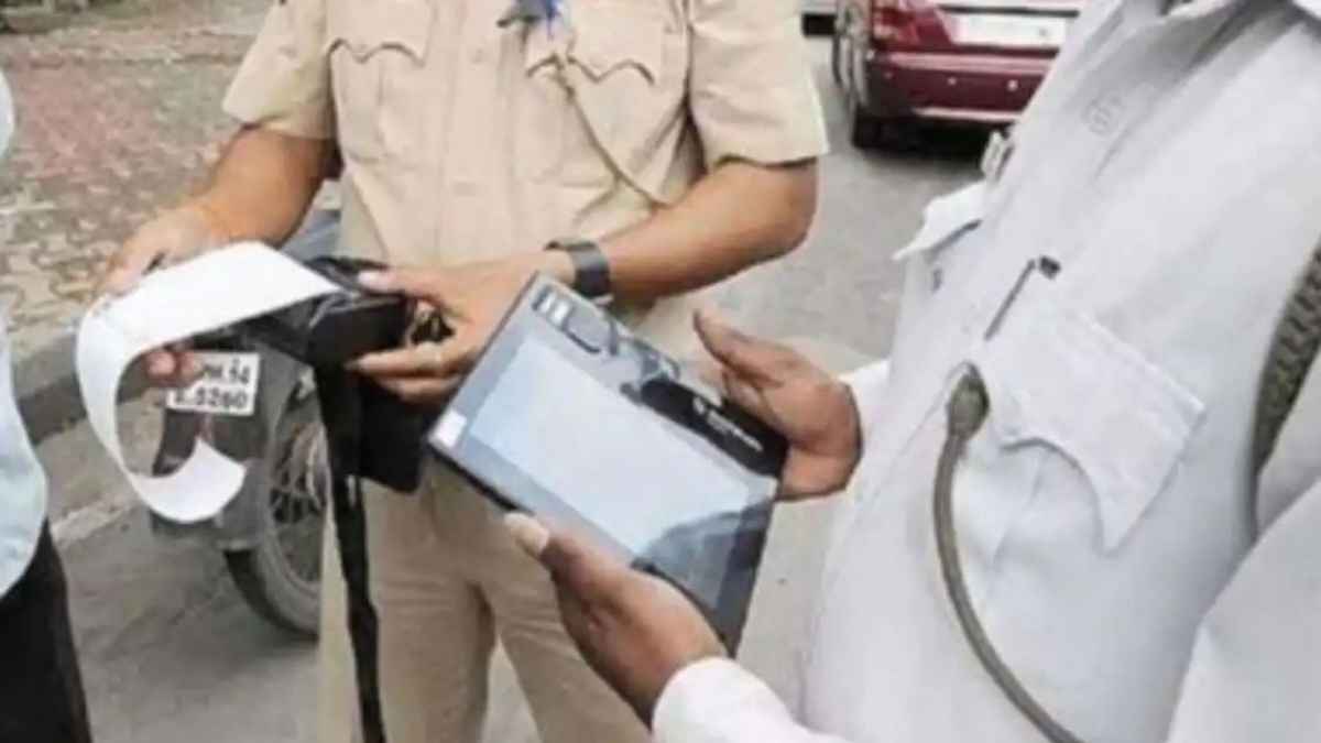 Sirmaur: स्कूटी का चालान काटने पर भड़क उठे पति-पत्नी, ऑन ड्यूटी पुलिसकर्मी का गला दबाया और जड़ दिए थप्पड़ Husband and wife arrested