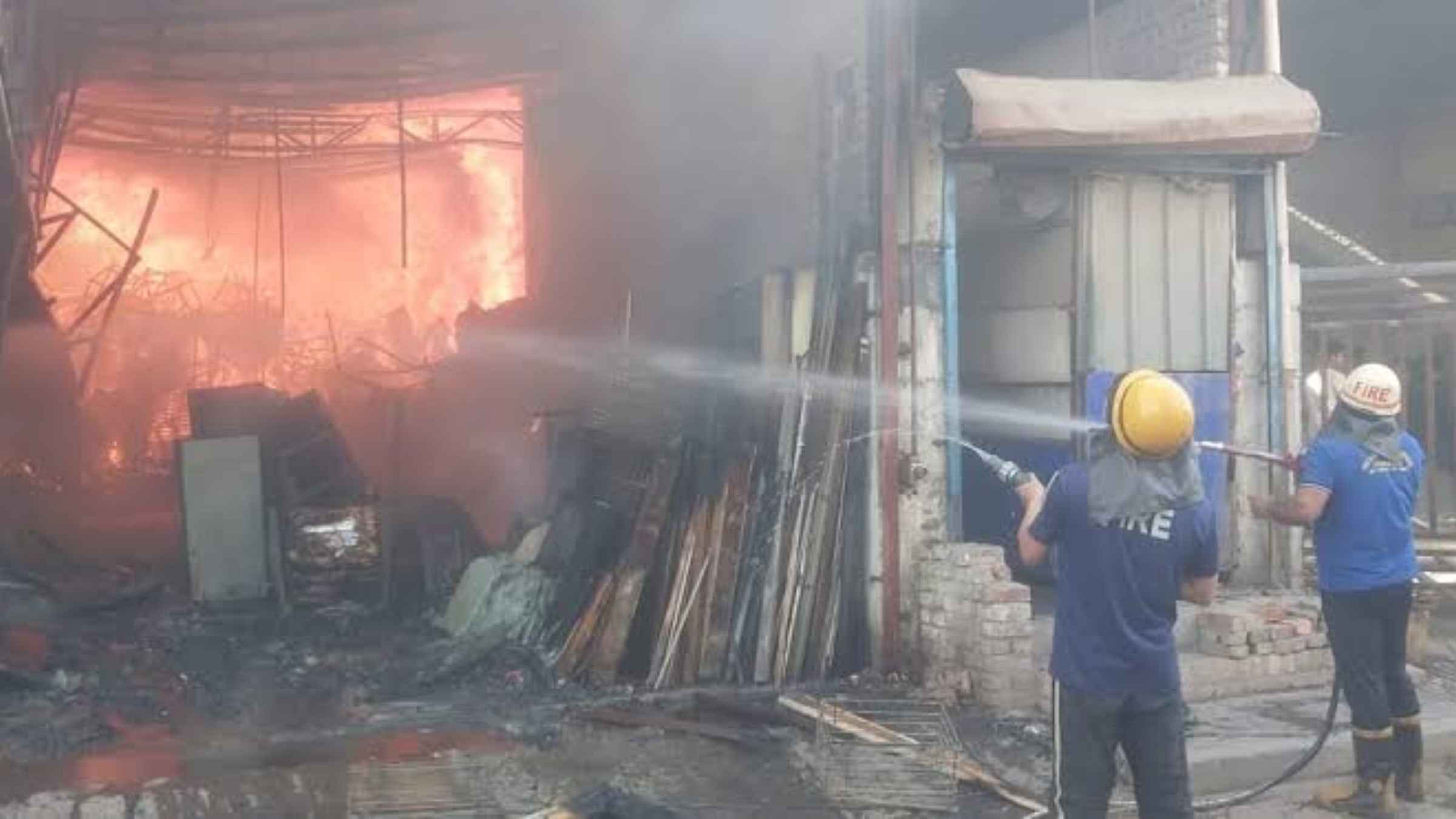 Hyderabad Commercial Complex Fire: हैदराबाद के अमीरपेट मेट्रो स्टेशन के पास तीन मंजिला इमारत में लगी भीषण आग, मची अफरा-तफरी Hyderabad Fire Ameerpet Metro Station