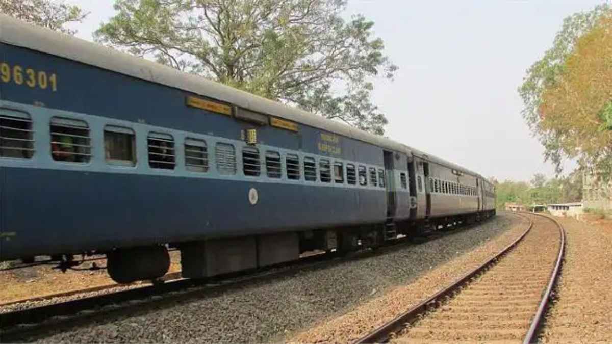 Train Confirm Ticket Rule: कंफर्म टिकट के बाद भी रेलवे कर्मचारियों ने नहीं दी सीट, अब देना होगा भारी जुर्माना IndianRailways