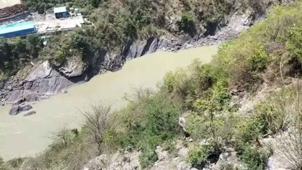 Innova car falls into Ganga river