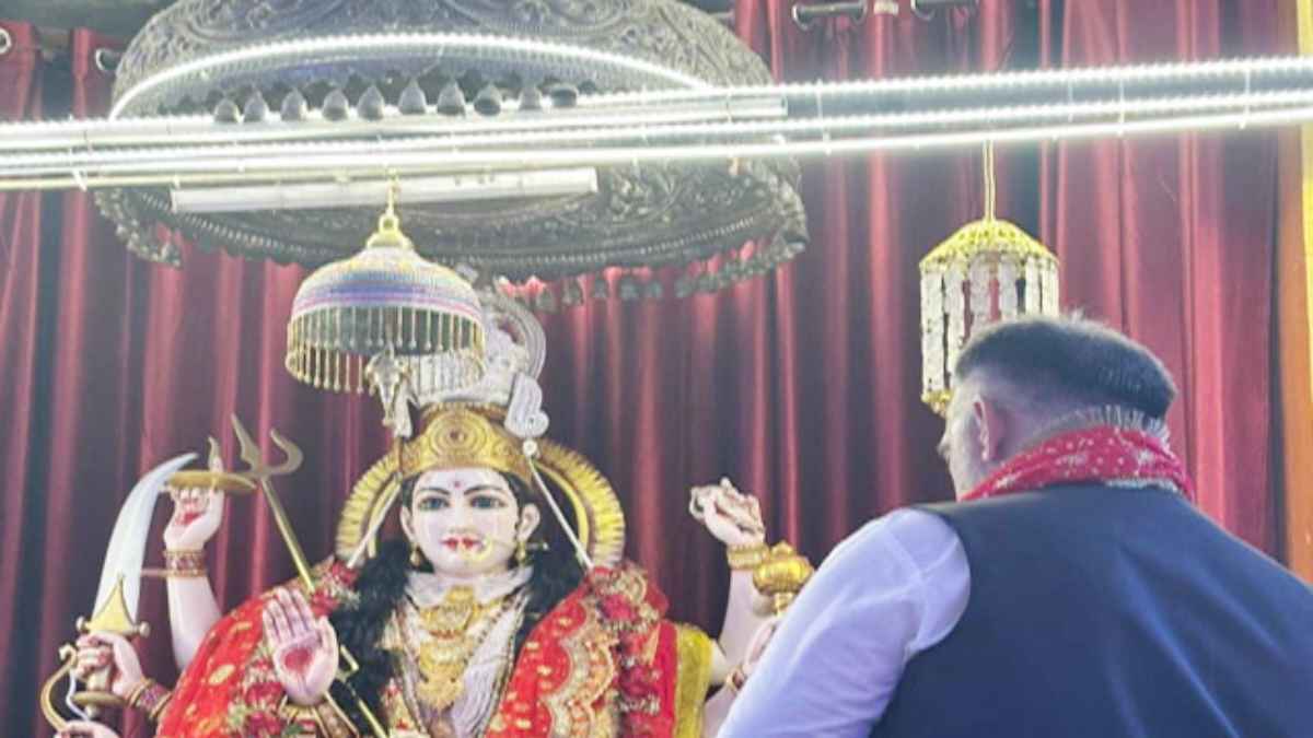 मन्नत पूरी होते ही ज्वालाजी मंदिर पहुंचे श्रद्धालु, माता रानी को चढ़ाया एक किलो का अनोखा मुकुट Jwalamukhi Temple