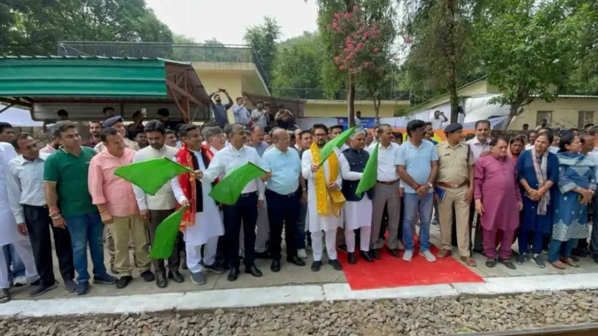 कांगड़ा घाटी रेलवे ट्रैक पर फिर दौड़ी छुक-छुक गाड़ी, करीब दो साल बाद बहाल हुई सभी ट्रेन सेवाएं, देखें नया टाइम टेबल Kangra Valley Railway Service