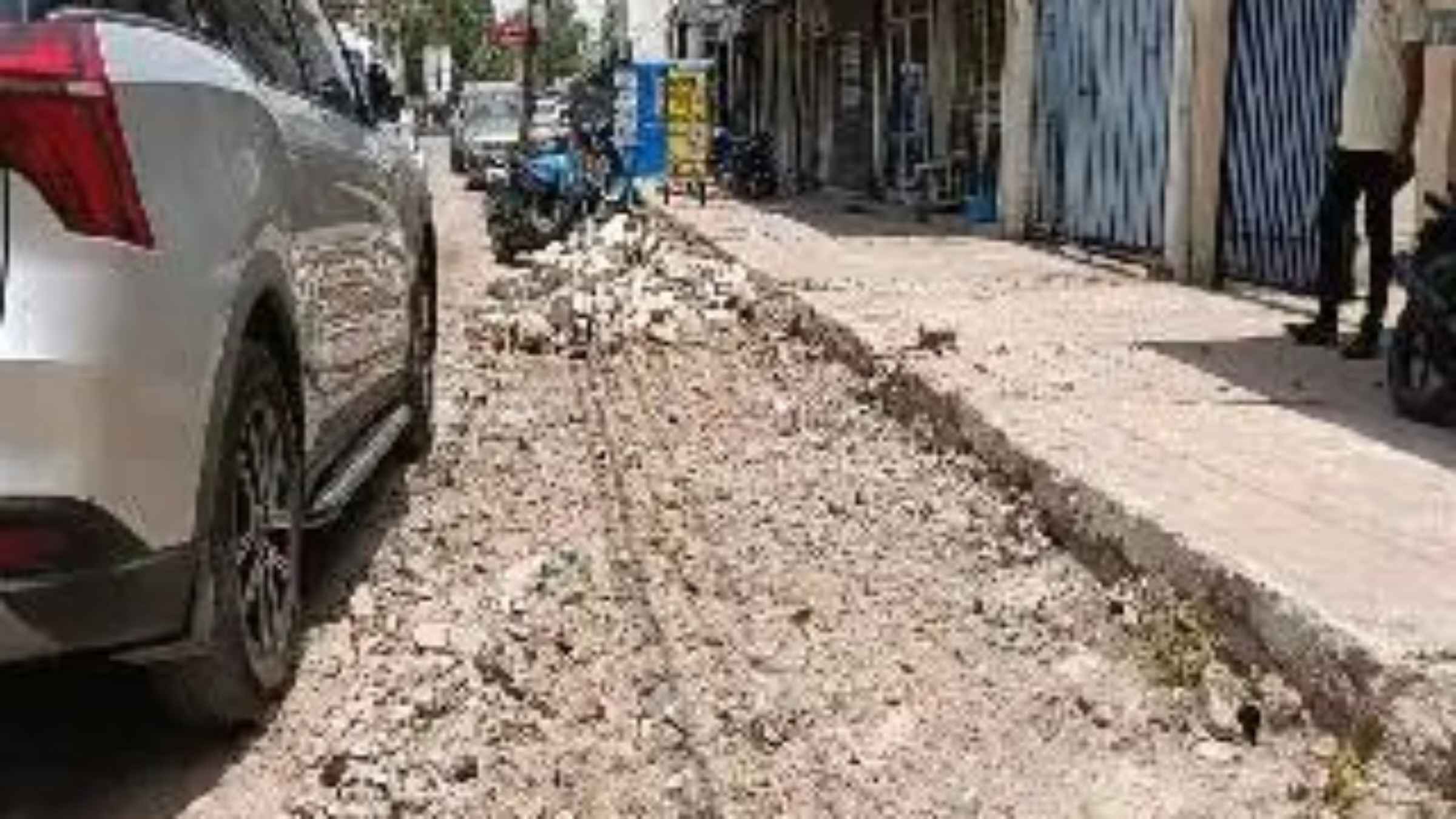 कानपुर में चार महीने पहले बना एक करोड़ का फुटपाथ बुलडोजर से उखाड़ा, करोड़ों रुपये की बर्बादी पर भड़के स्थानीय व्यापारी Kanpur Road Construction Dispute