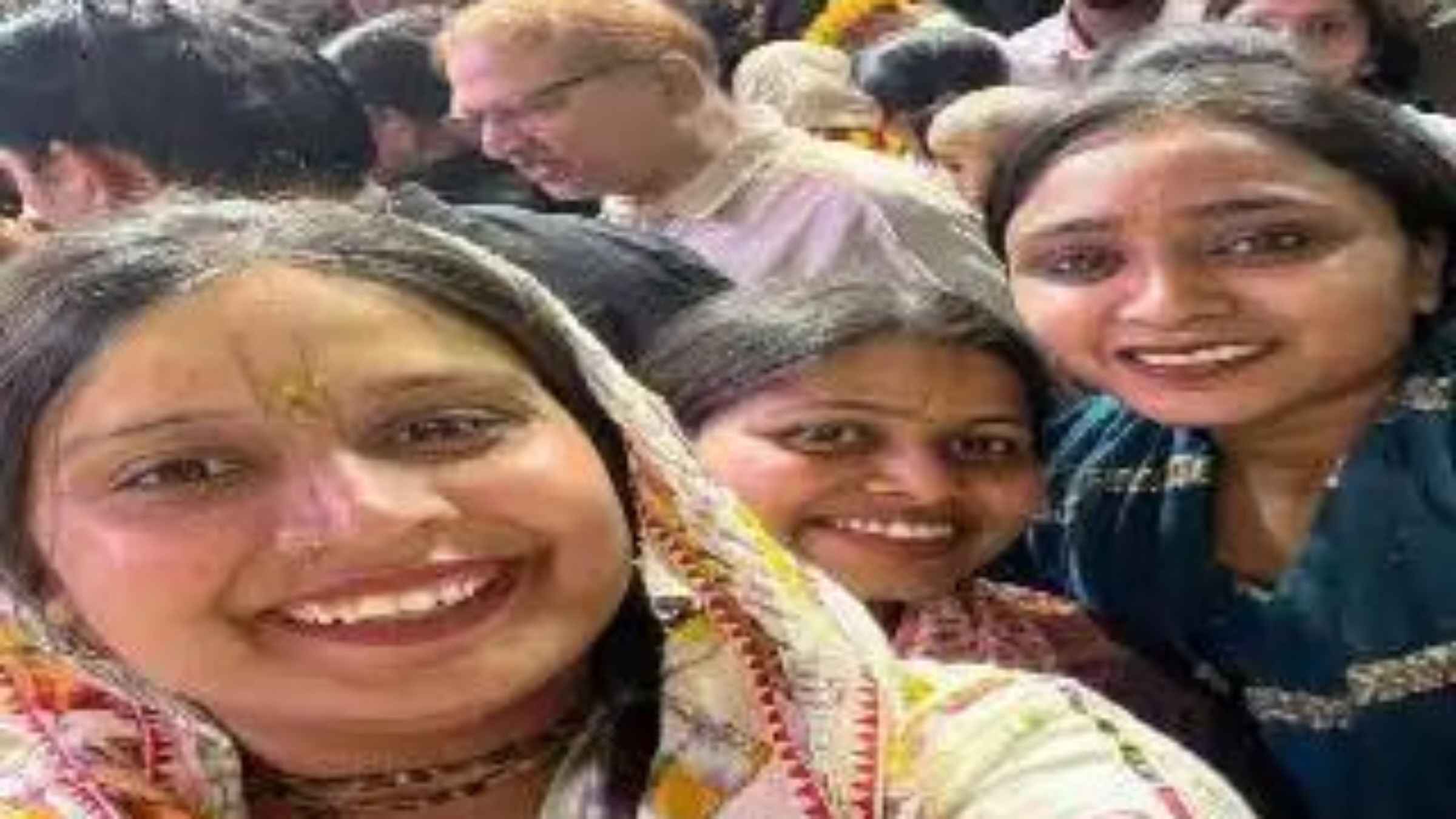 बुजुर्गों के बाद अब युवाओं के सिर चढ़ा तुलसी माला का नया क्रेज, जानिए क्या है अनुष्का शर्मा कनेक्शन Lifestyle Trend Spiritual Life